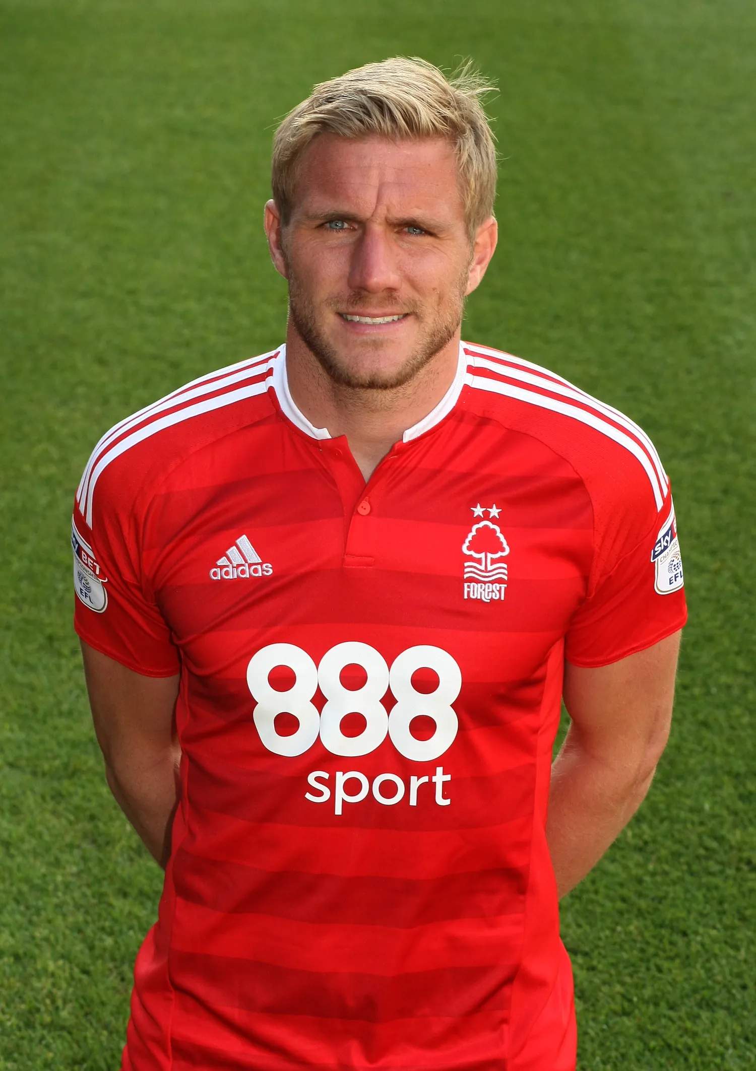 Portrait de Damien Perquis en maillot rouge de Nottingham Forest, 2016